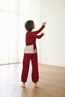Twisting the body and looking at the moon – Step 3: raise arms diagonally upwards
