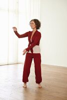 Cloud hands (qigong) – Step 1: twist right, raise right hand, left hand in front of hips