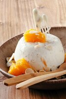 Panna Cotta mit Orangenfilets und Mandeln