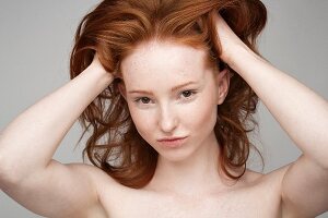 Portrait einer jungen Frau mit langen roten Haaren