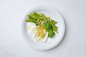 Green mini asparagus with mozzarella, pine nuts, lemon zest and fleur de sel
