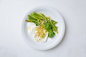 Grüner Mini-Spargel mit Mozzarella, Pinienkernen, Zitronenzesten und Fleur de Sel