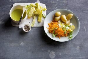 Zucchini-Tempura mit Wasabi-Mayonaise und neue Kartoffeln mit Karottenrohkost