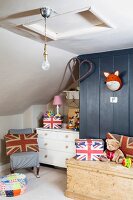 Kinderzimmer mit Schräge und Union Jack Motiven