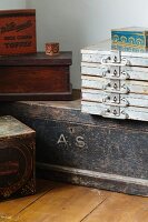 Alte Kisten, Schubkästen und Schachteln aus Metall und Holz