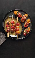 Kirschtomatenspiesse und Crostini mit Tomaten, Artischocken und Tapenade