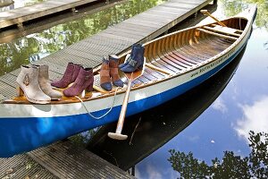 Verschiedene Stiefeletten aus Wildleder in einem Boot