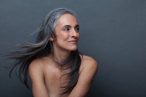 Portrait einer älteren Frau mit wehenden, grauen Haaren
