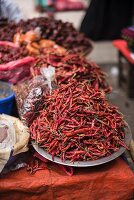 Rote Chilis auf einem Straßenmarkt in der Innenstadt Yangon (Rangun), Myanmar, Asien