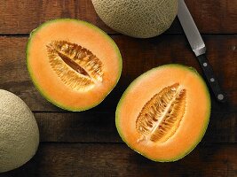 Cantaloupemelonen, ganz und halbiert