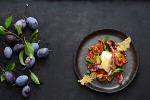 Karamellisierte Zwetschgen mit Parmesanmousse und Radicchio-Rucola-Salat