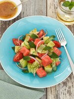 Sommersalat mit Gurken, Tomaten und Wassermelone