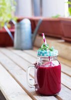 A power smoothie with beetroot and fruit