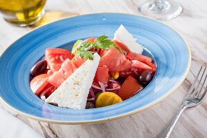 Tomatensalat mit Feta, Kalamata-Oliven, roten Zwiebeln und gelben Paprika