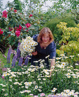 Frau beim Blumenpflücken