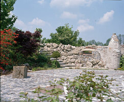 Garten mit Labyrinth-Mosaik und orientalischer Mauer