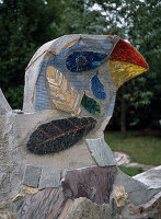 Vogel aus Beton mit Mosaiken