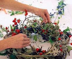 Herbstkranz mit Clematisranken und Beerenschmuck