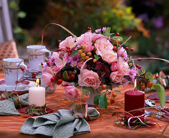 Tischdeko: Rosa (Rosen und Hagebutten), Malus (Zieräpfel), Aster (Herbstastern), Sedum