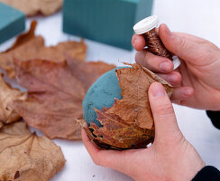 Walnußkugel-. Wrap sponge ball with dry leaves