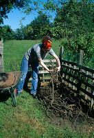 Construction of a compost - lay branches as the lowest layer for ventilation