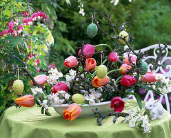 Tulpen-Apfelblüten-Gesteck