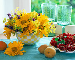 Heliopsis (Sun's Eye), Alchemilla (Lady's Mantle)