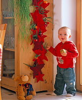 Kleiner Junge mit Apfel, Adventskalender aus Filzsternen