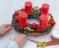 Adventskranz aus Buchs mit roten Kerzen (4/5)