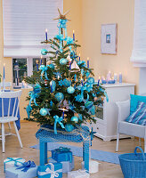 Weihnachtsbaum mit maritimem Christbaumschmuck