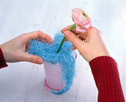 Blue sisal heart with ranunculus blossom (2/3)