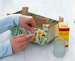 Fruit box with daffodils napkin deco