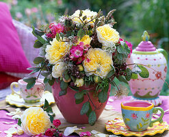 Herbstliches Gesteck mit Rosa (Rosen)