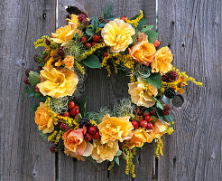 Wreath with yellow roses: 3/3