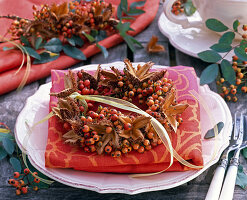 Napkin wreath made from rose hips and beech tree husks (3/3)