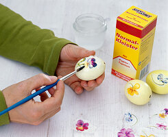 Eggs with napkin technique and crystals