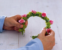 Wreath of roses and lady's mantle around a lantern (2/3)