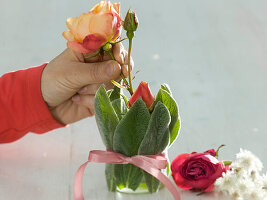 Rosen in Vase mit Blätterverkleidung (4/5)