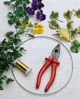 Tying a plate wreath (1/3)