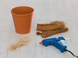 Planter with coconut fibre and banana leaves (1/4)