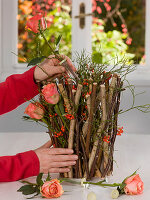 Steckhilfe aus Zweigen von Rosen und Vogelbeeren : 4/5