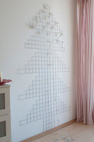 Wall - Homemade Christmas tree with stencil (4/6)