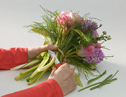 Tying a bouquet with tulips, hyacinths and ranunculus (4/5)