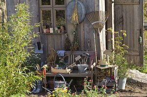 Gerätehaus im Garten, Gartengeräte, Tontöpfe und andere Arbeitsutensilien