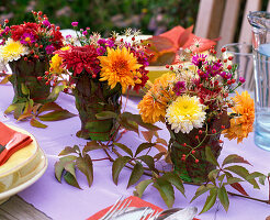 Tischdeko mit Herbstchrysanthemen
