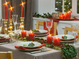 Table runner of holly leaves 3/3