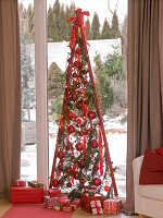 Adventskalender und Weihnachtsbaum mit roten Stangen (12/12)