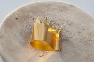 Hearts and crowns made of sheet gold 4/6