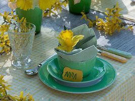 White-yellow table decoration with daffodils