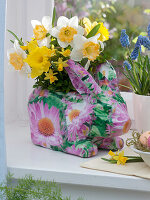 Hare made of papier-mâché as a vase for a bouquet of daffodils (2/2)
